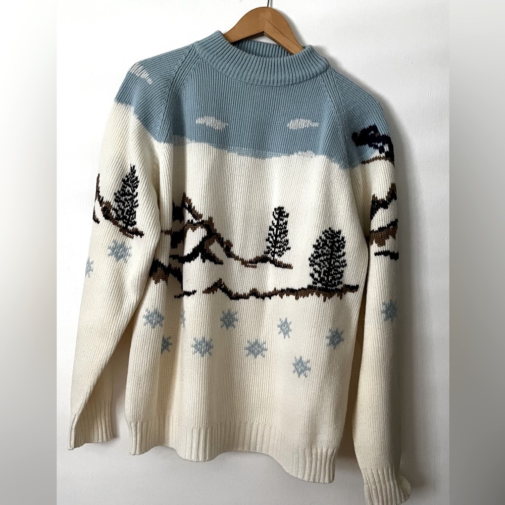 Discovery California Ski Sweater With Outdoor Pattern in White and Blue